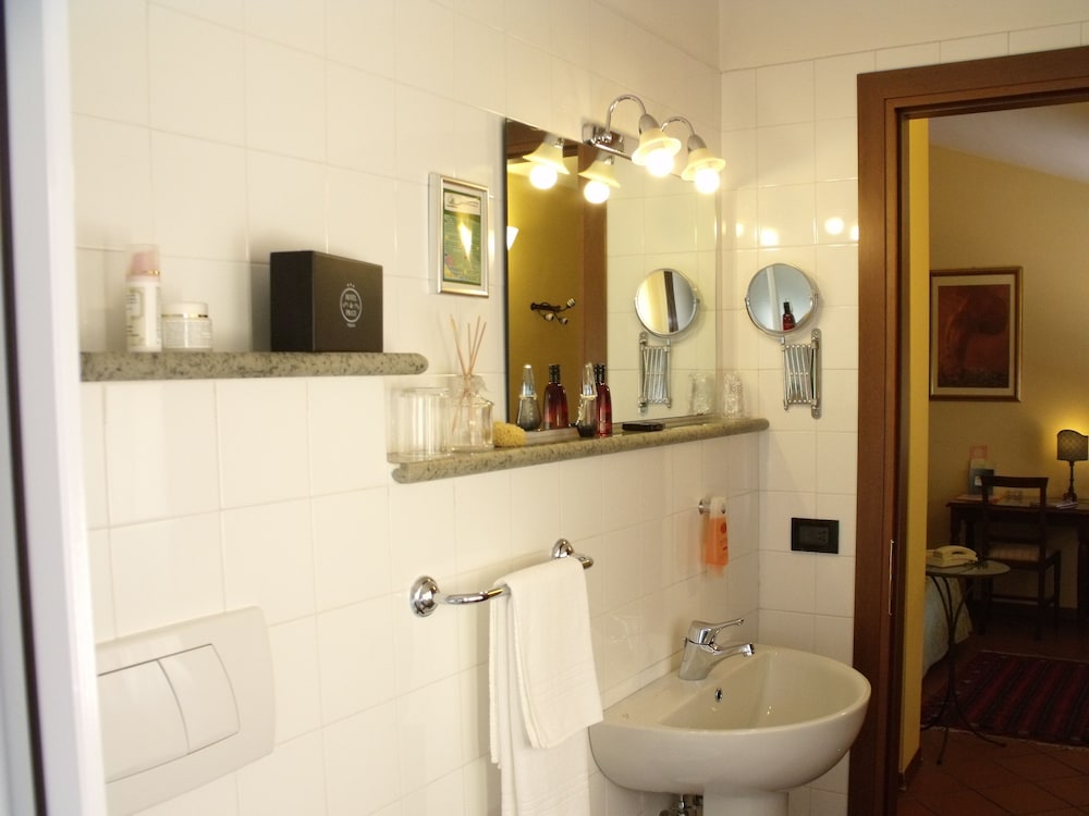 Double Room - Photo 12