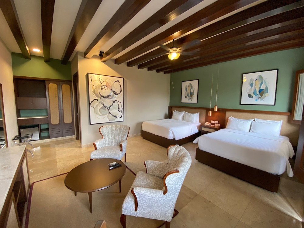 Luxury Room, 2 Queen Beds, Pool View - Photo 4