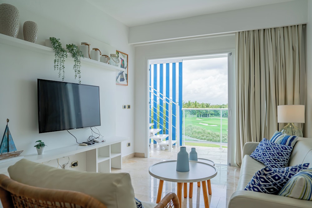 Senior Penthouse, 2 Bedrooms, Hot Tub, Golf View photo 1