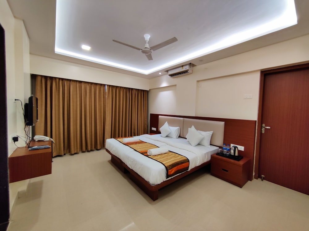 Deluxe Double Room with Balcony - Photo 18
