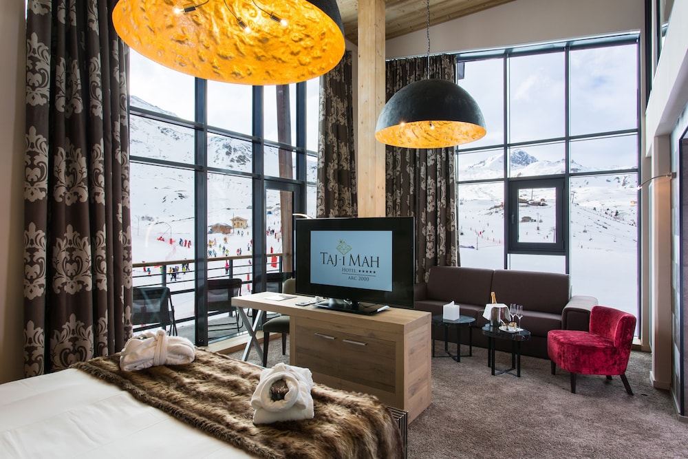 Deluxe Suite, 2 Bedrooms, Balcony, Mountain View