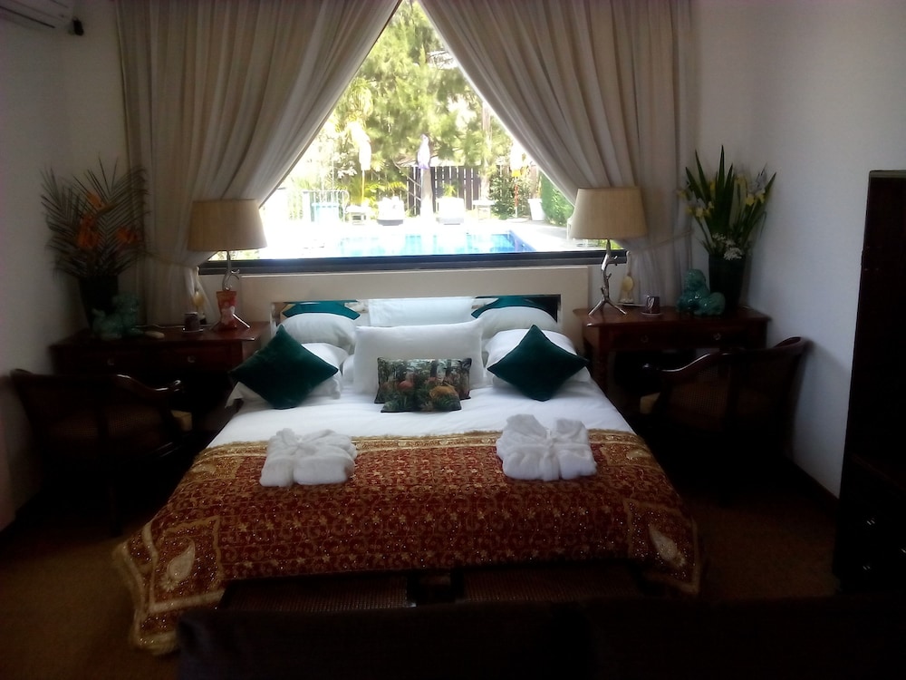 Luxury Quadruple Room, Poolside