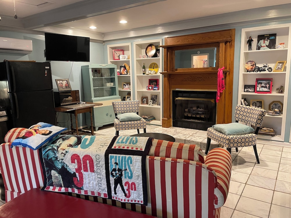 Elite Suite (Elvis Presley Fan Room) photo 1