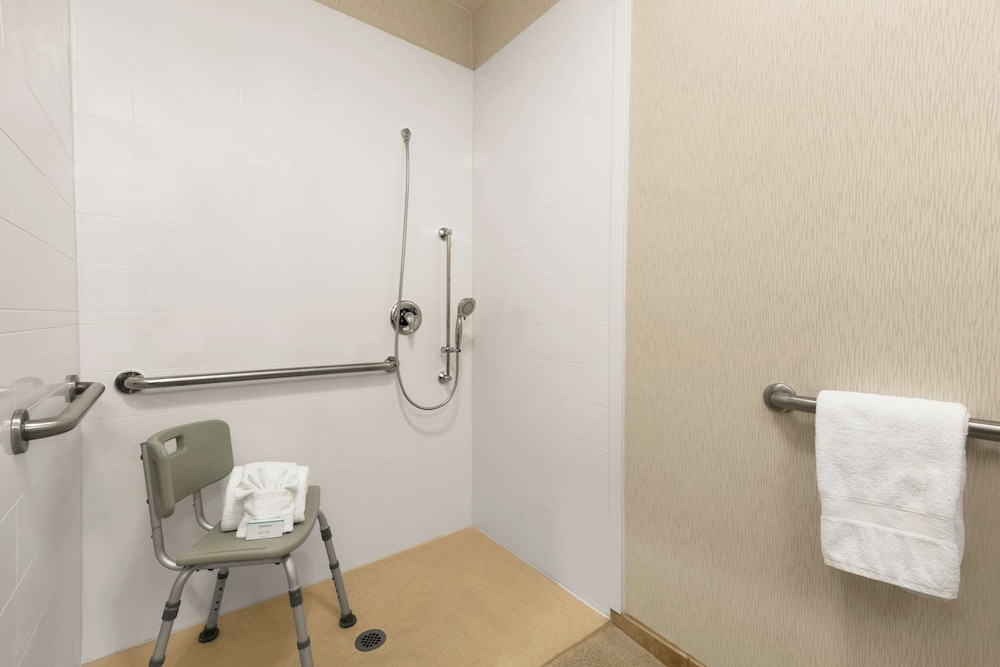 Room, 1 King Bed, Accessible, Non Smoking - Photo 4