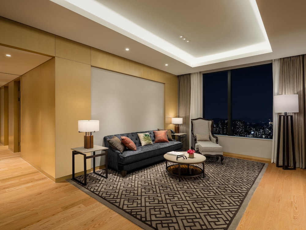 Premier Residence Suite, 3 Bedrooms, 2 King Beds and 2 Single Beds photo 2