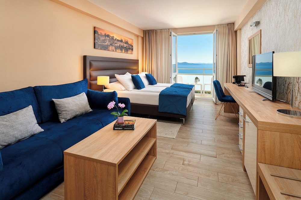Superior room with balcony and sea view - Photo 1