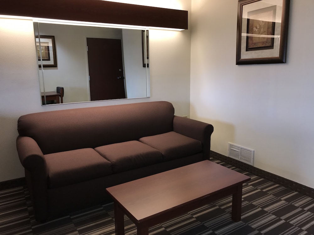 Suite, 1 Queen Bed with Sofa bed - Photo 4