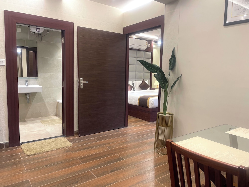 Superior Suite, Accessible Bathtub, Garden View photo 2