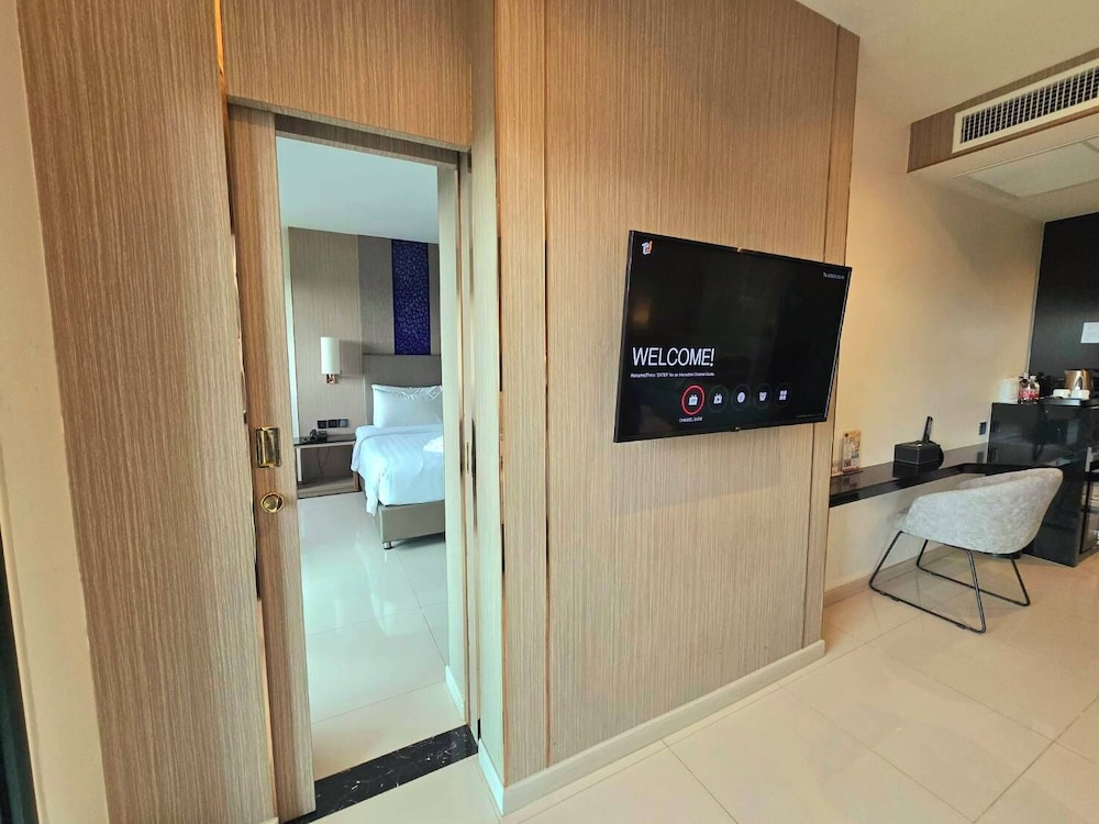 Grand Family Suite with Balcony - Photo 5