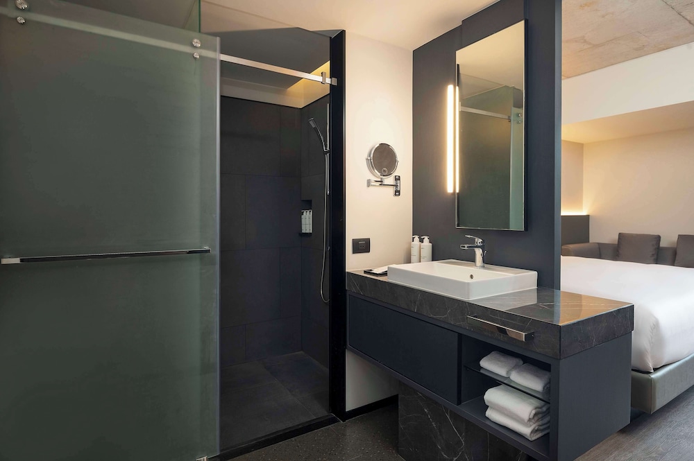 Superior Room, 1 Bedroom, Non Smoking, City View thumbnail 6
