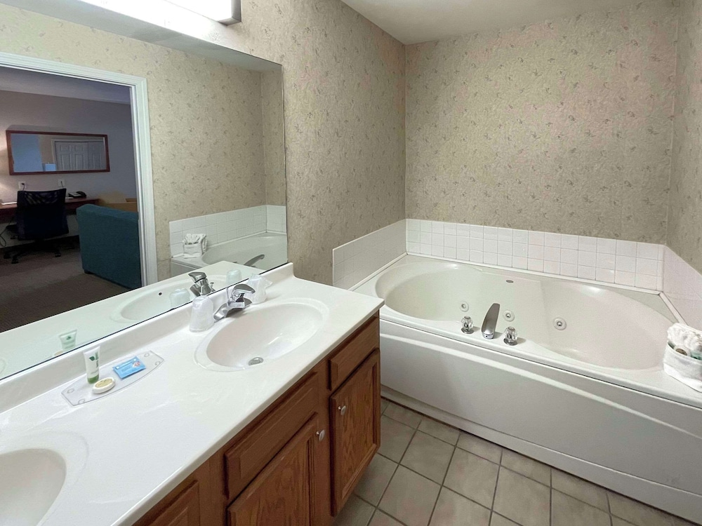 Suite, 1 King Bed with Sofa bed, Non Smoking, Jetted Tub photo 1