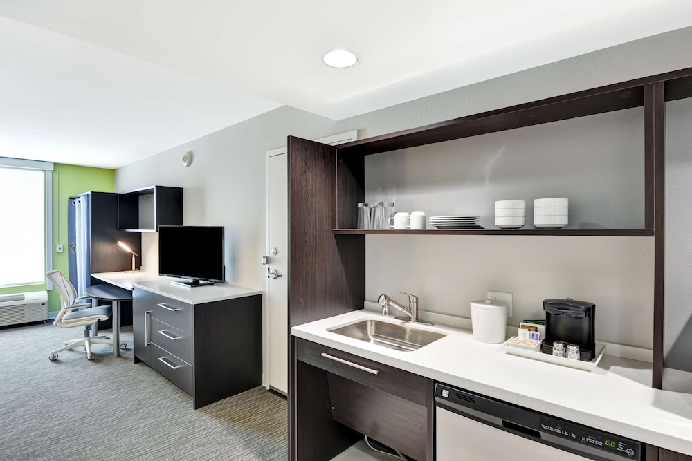 Studio, 1 King Bed, Accessible, Bathtub (Mobility & Hearing) photo 2