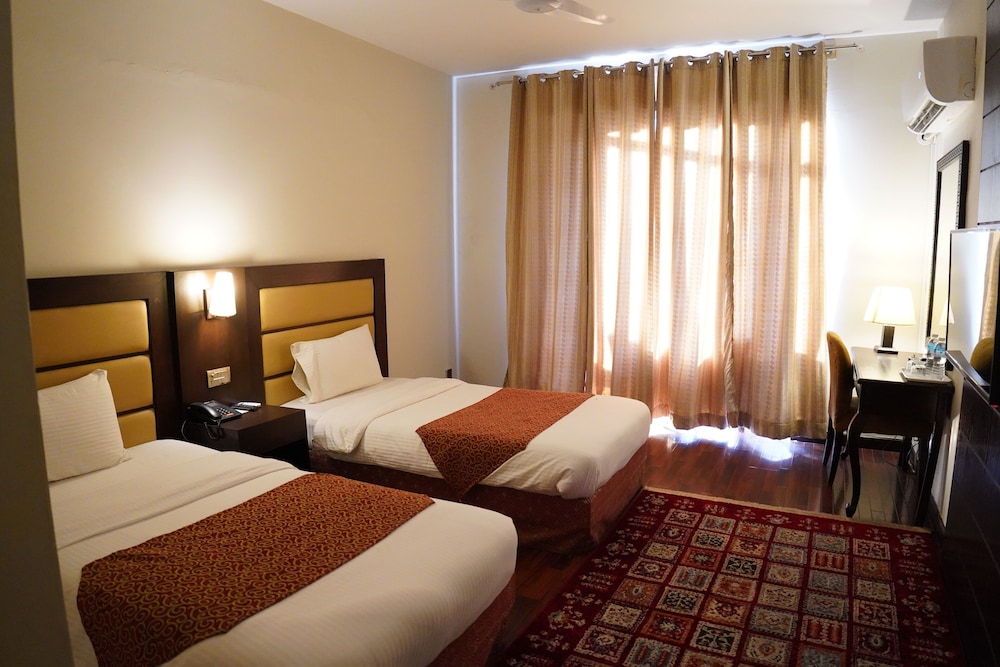 Family Double or Twin Room, Non Smoking, Hill View photo 3