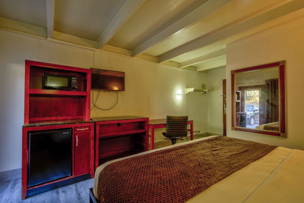 Standard Room, 1 King Bed photo 3