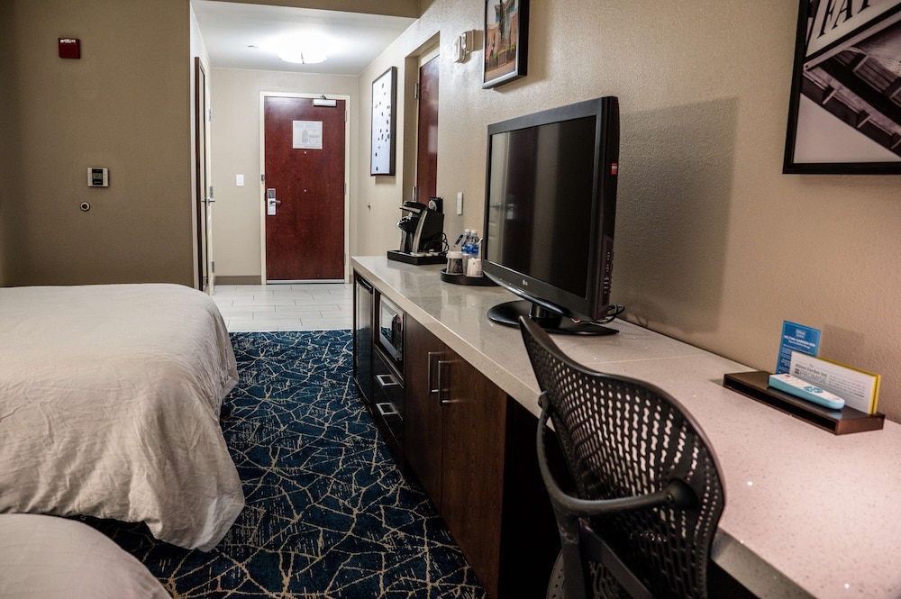 2 Queen Bed Accessible with Bath tub - Photo 9