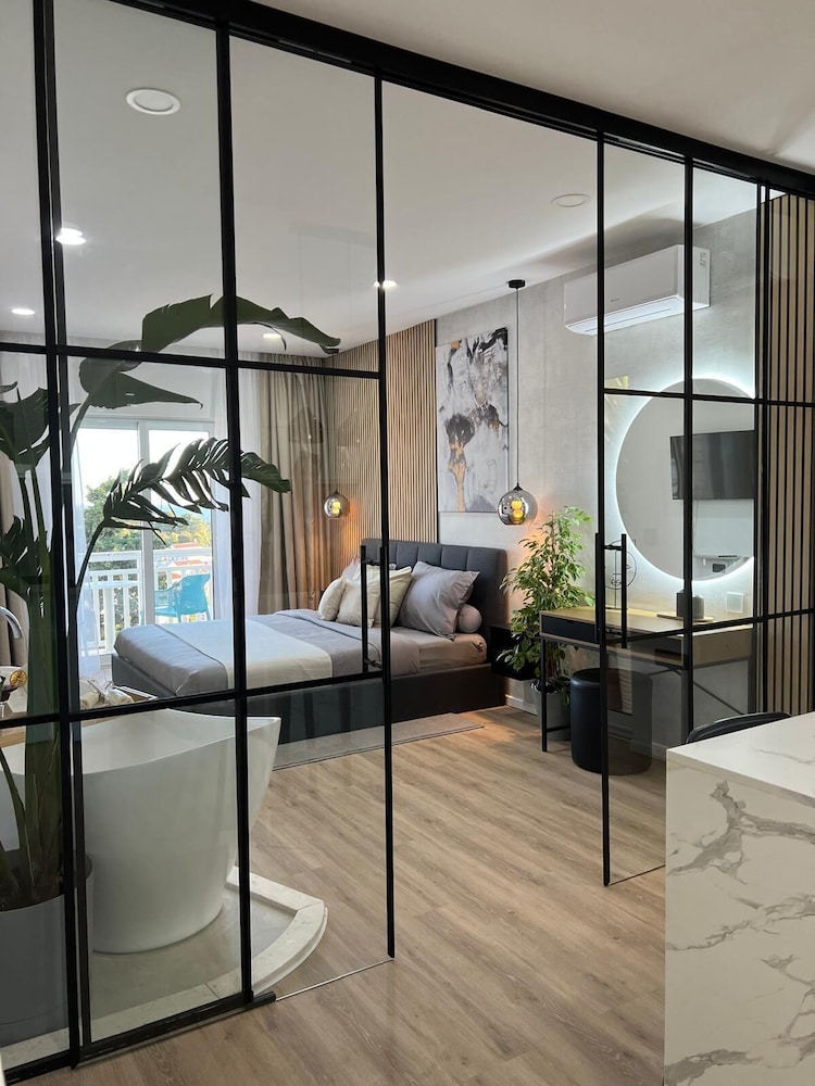 Suite Studio Exclusive, baignoire, vue partielle sur la mer