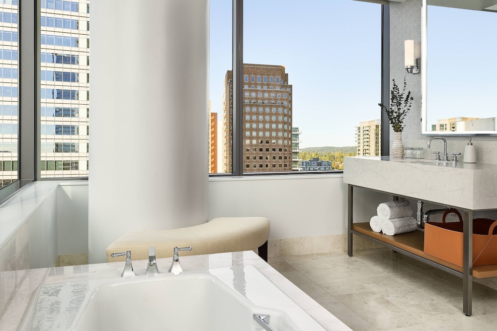 Suite, 1 King Bed, Corner - Photo 11