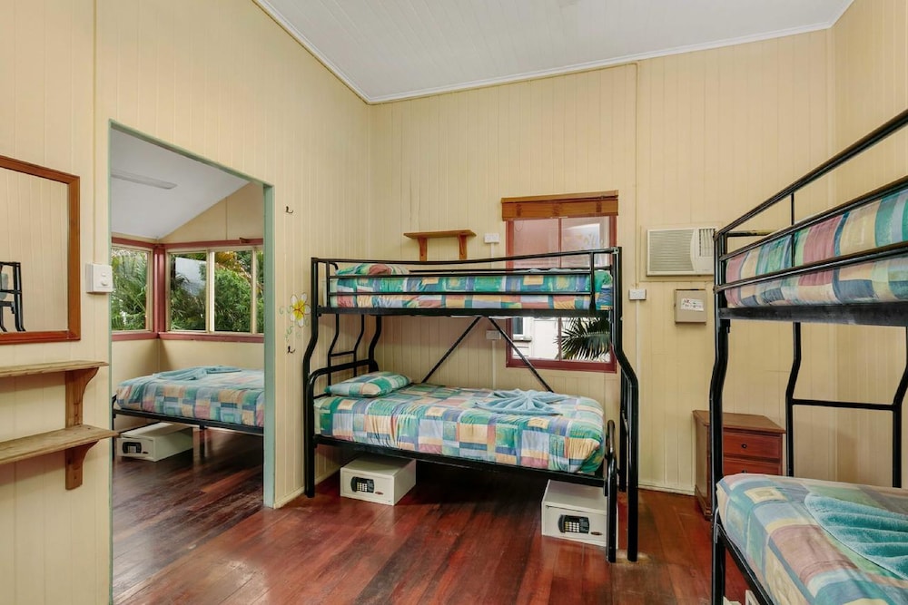 Deluxe Shared Dormitory (6 Bed) photo 1