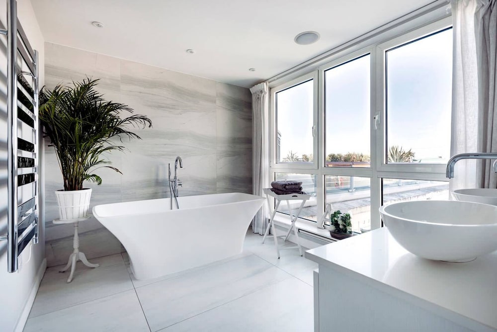 The English Rose Luxury 3 bed With Private Terrace - by Out of Office Lifestyle, Photo 29