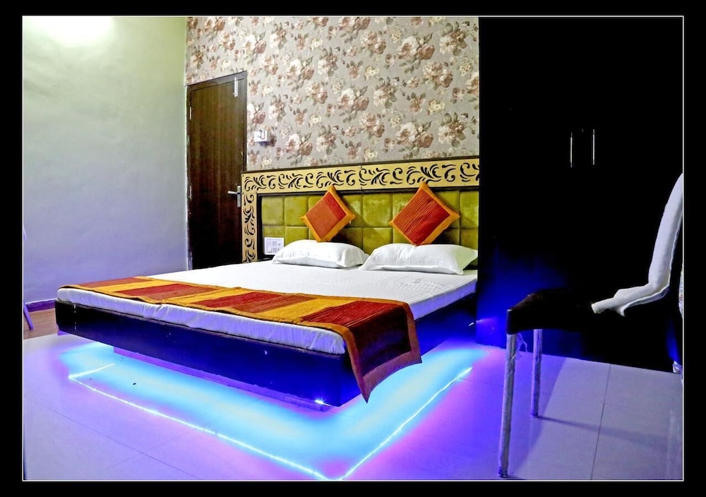 Deluxe Room - Photo 17