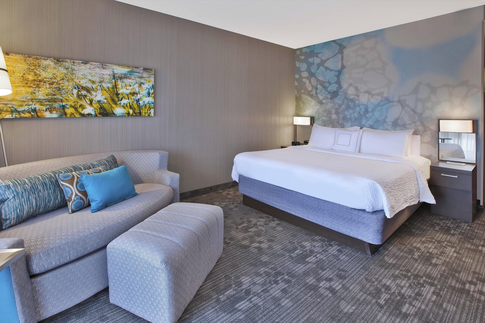 Deluxe Room, 1 King Bed with Sofa bed - Photo 2
