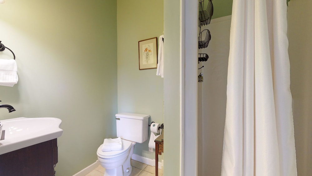 Room, Private Bathroom (Fiddlehead - Queen Balcony Room) photo 2