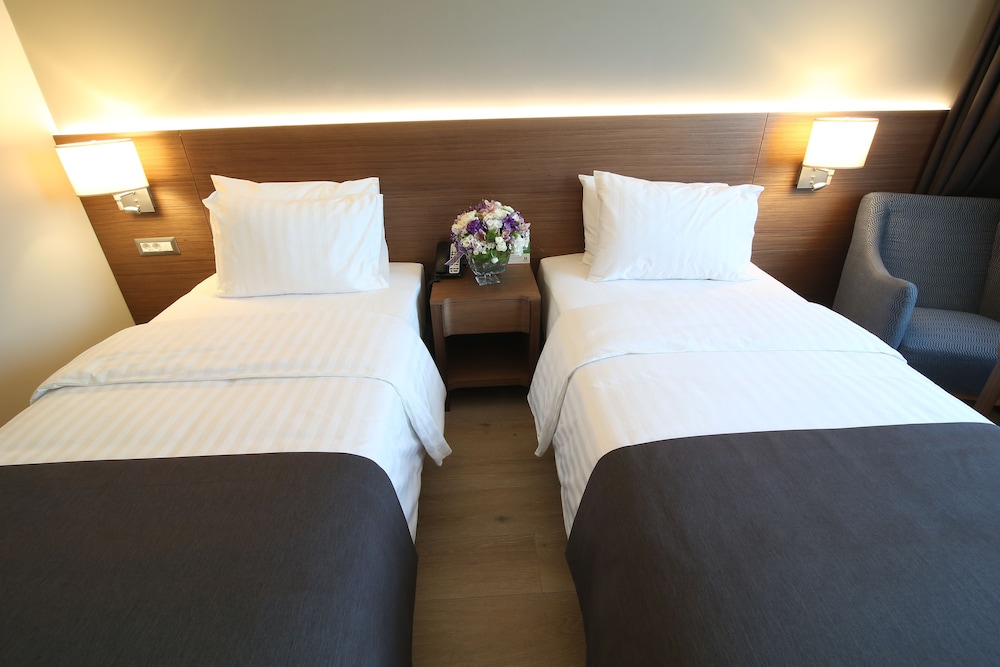 Standard Room, 2 Twin Beds, City View