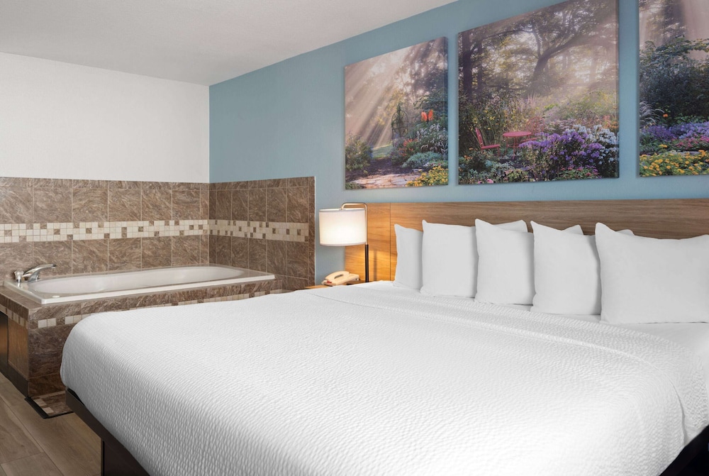 Business Room, 1 King Bed, Non Smoking - Photo 1