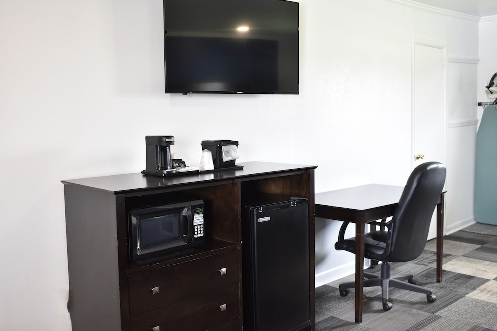 Standard Room, Multiple Beds, Non Smoking - Photo 15