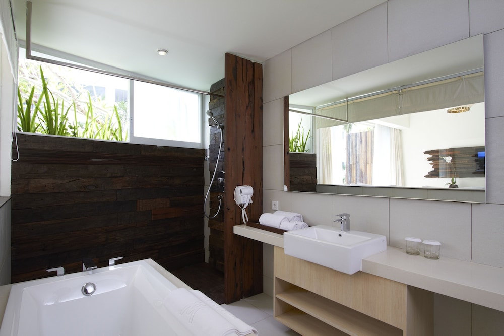 Premier Pool View - Photo 5