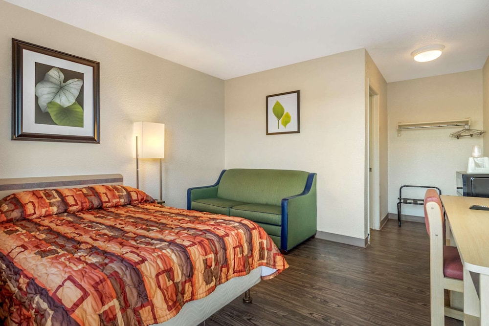 Standard Room, 1 Queen Bed, Smoking photo 1