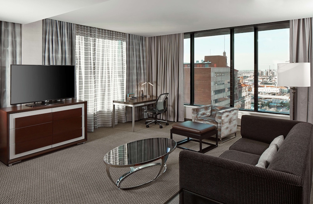 Suite, 1 King Bed, Accessible photo 1