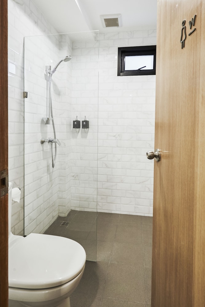 Basic studio with shared bathroom photo 2