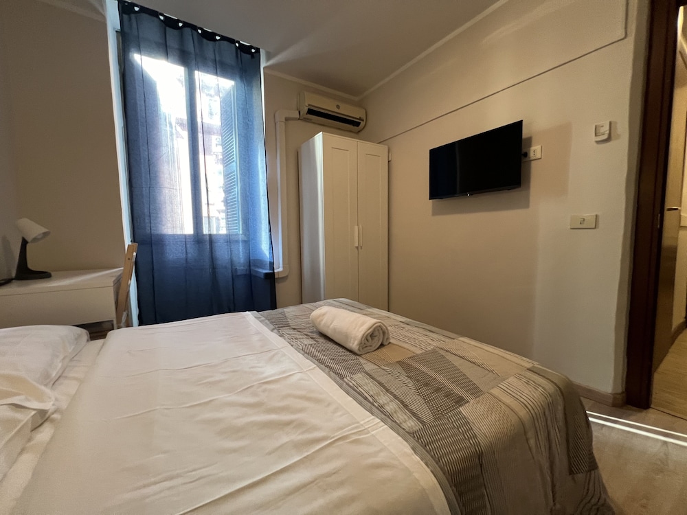 Basic Double Room, 1 Double Bed, Shared Bathroom photo 2