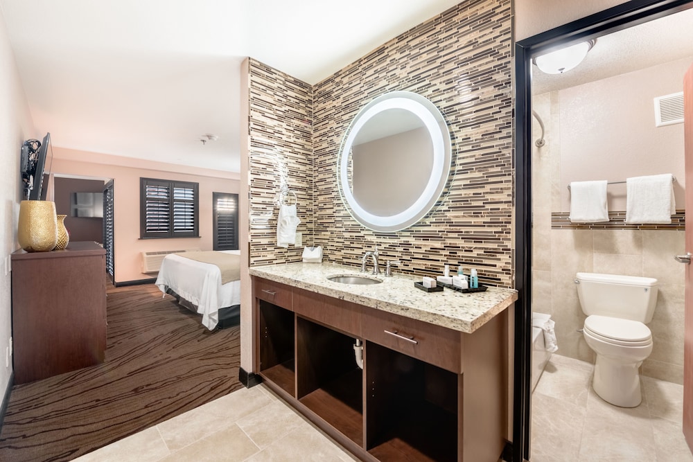 Suite, 1 King Bed, Balcony photo 1