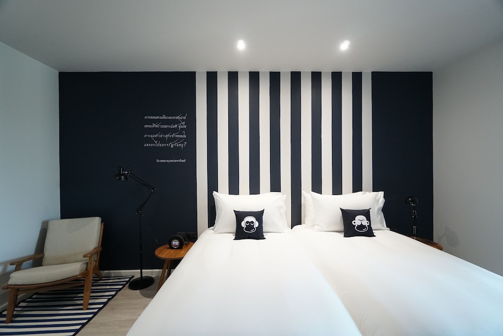 Deluxe Twin Bed with Outside Bathtub