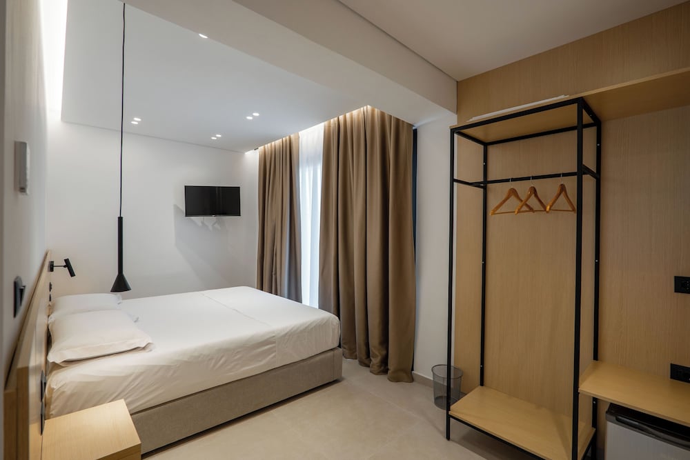 Deluxe Room, 1 King Bed, Non Smoking, City View photo 1