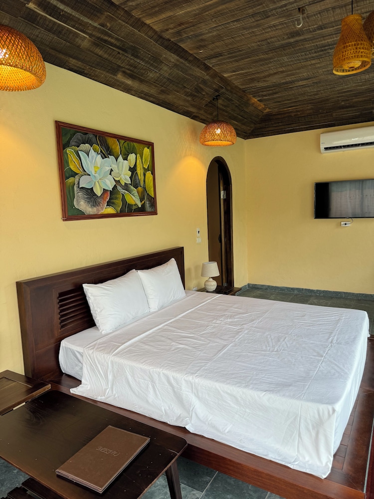 Superior Double Room, 1 King Bed, Pool View photo 3