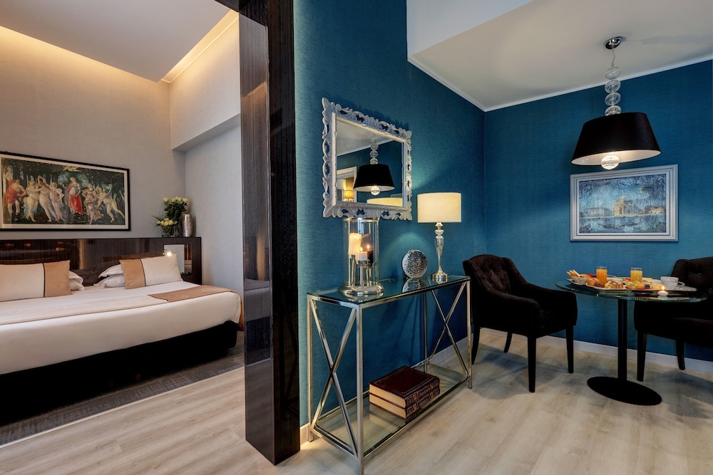 Deluxe Suite, Jetted Tub thumbnail 5