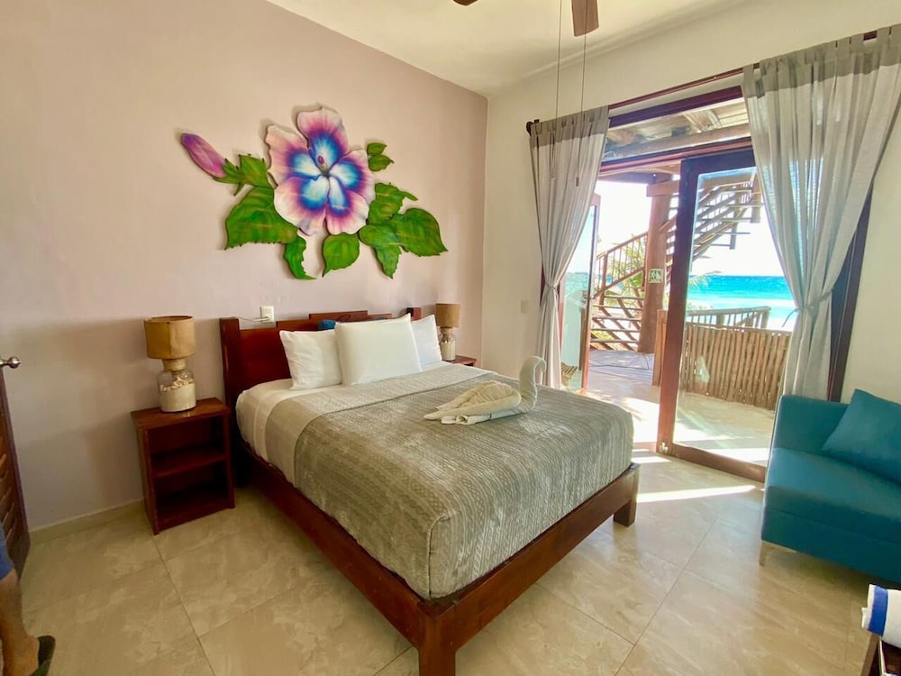 Beachfront Queen Room Tulipan