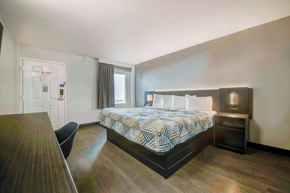 Standard Room, 1 King Bed, Non Smoking - Photo 1