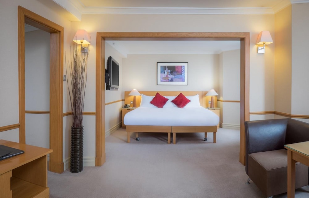 Suite - Photo 1