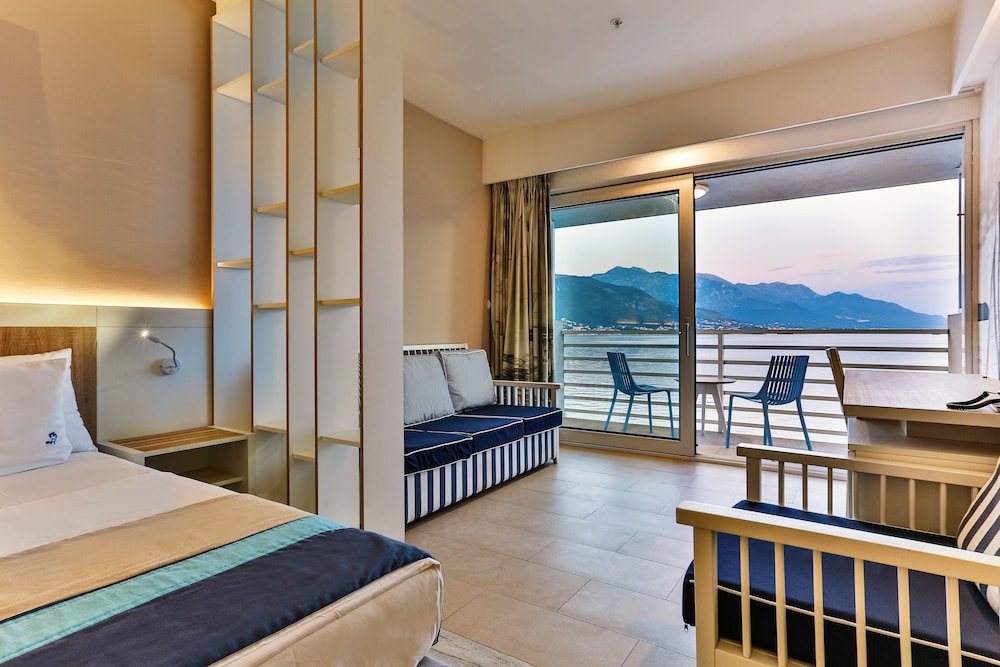 Superior Double or Twin Room, Sea View photo 2