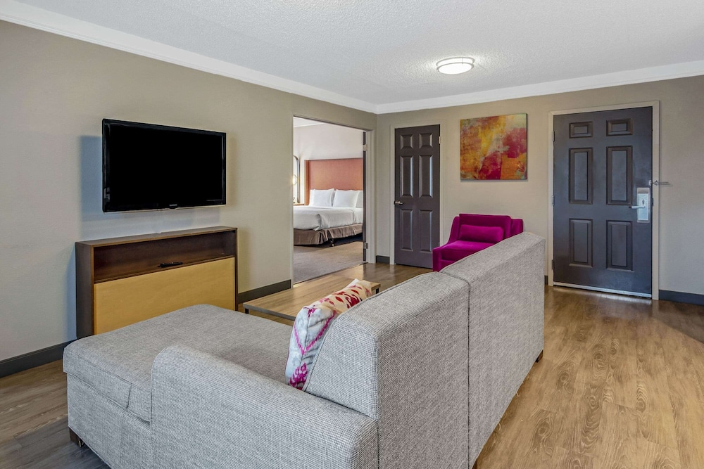 Deluxe Suite, Multiple Beds, Accessible, Non Smoking (Mobility/Hearing Impaired Accessible) thumbnail 5