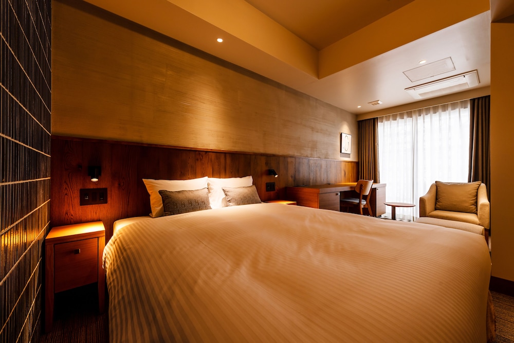 Queen Bed Room, Non Smoking - Photo 1