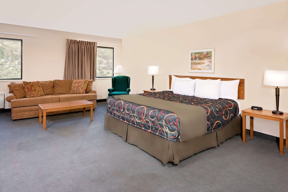 Suite, 1 King Bed, Hot Tub photo 2