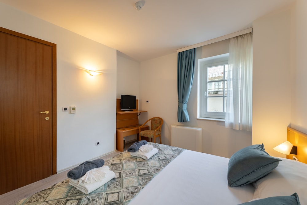 Standard Room, 1 King Bed - Photo 5