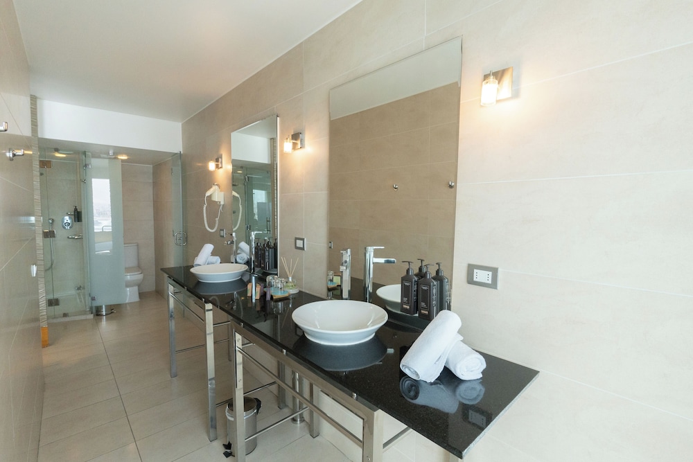 Premium Suite, 1 King Bed, Sea View (Single) - Photo 11