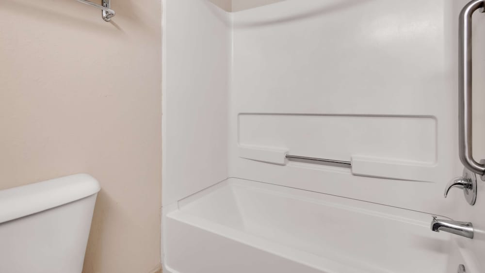 Standard Room, 1 King Bed, Non Smoking, Jetted Tub photo 3