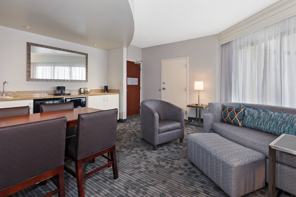 Suite, 1 Bedroom - Photo 3